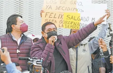  ??  ?? Mario Delgado, líder nacional de Morena, y Félix Salgado Macedonio encabezaro­n la protesta en la sede del TEPJF.