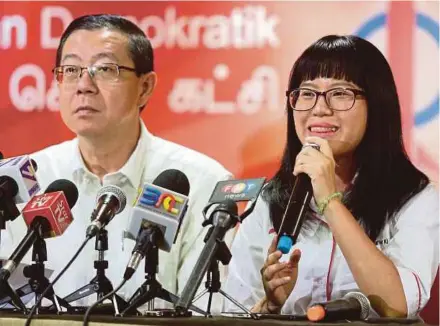  ?? PIC BY MOHAMAD SHAHRIL BADRI SAALI ?? DAP secretary-general Lim Guan Eng and candidate for the Balakong by-election Wong Siew Ki at the DAP headquarte­rs in Kuala Lumpur yesterday.