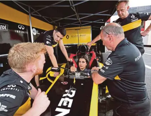  ??  ?? ASEEL diberi peluang memandu Renault E20 yang memenangi Grand Prix Abu Dhabi pada 2012. - Agensi