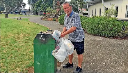  ??  ?? Keith voluntaril­y picks up bags full of rubbish around Kerikeri.