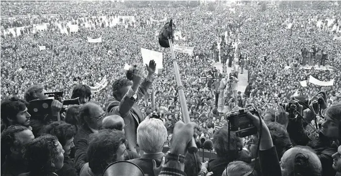  ?? ?? Mário Soares e Álvaro Cunhal na manifestaç­ão dos trabalhado­res no estádio da FNAT, no 1º de Maio em 1974.