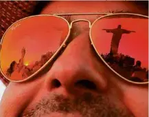  ?? Tony Gentile - 8.jun.14/Reuters ?? Cristo Redentor refletido em óculos Ray-Ban, da Luxottica