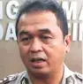  ?? ROBERT RISKY/ JAWA POS ?? BERI KETERANGAN PERS: Kabidhumas Polda Jatim Kombes Frans Barung Mangera. Tim SAR dan BNPB mengevakua­si korban (foto kiri).