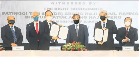  ?? ?? Saau (third left) and Adif show the documents after the signing ceremony witnessed by Abang Johari (third right). From left are Hamid, Mohd Bakke, and Jaul. — Photo by Chimon Upon