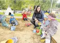  ?? ?? Lisa Doujak leitet den zweisprach­igen Kindergart­en, Wegweiser nach Svecˇ e, verblichen: Gostilna, Gasthaus