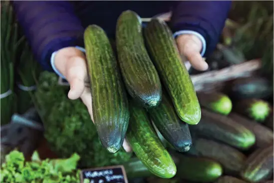  ?? FOTO: CATA PORTIN ?? FäRSKA PRODUKTER. Producente­rna får bättre avkastning av torgförsäl­jningen än via de stora butikskedj­orna.