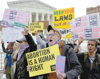  ?? ALEX WONG GETTY IMAGES / AGENCE FRANCE-PRESSE ?? Quelques dizaines de militants se sont rassemblés mardi matin devant la Cour suprême. Des hommes et des femmes en faveur du droit à l’avortement, mais aussi des manifestan­ts saluant la volonté de la Cour suprême.