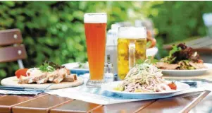  ?? Foto: RAM, stock.adobe.com ?? So lässt sich der Sommer daheim aushalten: im Biergarten mit einer Halbe Weizen oder Hellem und einer deftigen Brotzeit.