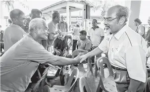  ?? — Gambar Bernama ?? MESRA: Tajuddin (kanan) beramah mesra dengan nelayan yang hadir pada program Ramah Mesra bersama Nelayan Tumpat, di Tumpat semalam.