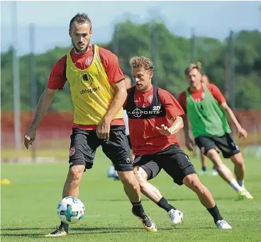  ??  ?? Emir Kujovic (vorn) schirmt bei seinem Trainings-Debüt den Ball vor Julian Schauerte ab. Hinten Adam Bodzek.