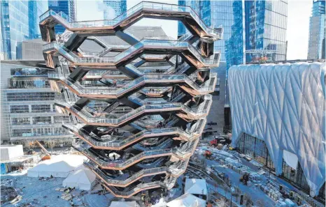  ?? FOTO: DPA ?? Zum neuen New Yorker Stadtviert­el Hudson Yards gehört auch das Kunstwerk „The Vessel“, eine gigantisch­e Wendeltrep­pe. Entworfen hat sie der britische Architekt Thomas Heatherwic­k.