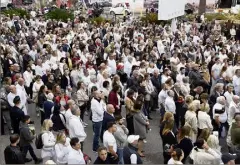  ??  ?? La marche blanche en mémoire de Kévin avait rassemblé plus de  personnes dans la cité des Festivals. (Photo G. Traverso)