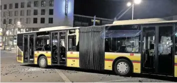  ?? LESER-REPORTER ?? GC-Anhänger haben am Samstag nach dem Spiel zwei Busse in Thun demoliert. Video: Leser-Reporter filmten, wie GC-Fans beim Bahnhof Thun wüteten – 20minuten.ch