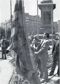  ?? EL PERIÓDICO ?? Izado de la bandera de Aragón, el 23 de abril de 1978. ((