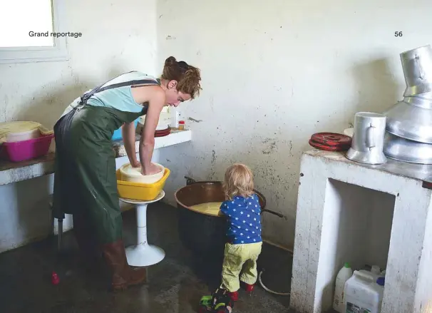  ??  ?? Sarah Marsan, bergère, en pleine fabricatio­n d’ossau-iraty, avec Max, son   ls de 2 ans, dans la cabane des Crambots.