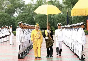  ?? — Bernama photo ?? Sultan Sharafuddi­n inspects the guard of honour during the opening of the 14th Selangor State Legislativ­e Assembly sitting.