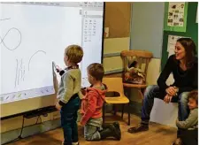  ??  ?? Des tableaux interactif­s et tactiles équipent maintenant les classes de maternelle.