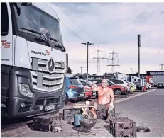  ??  ?? Rast auf dem Autohof Eifeltor: Hier überbrücke­n die Trucker am Wochenende das Lkw-Fahrverbot auf den Autobahnen.