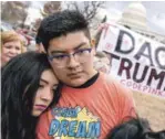  ?? EFE ?? Protesta. Inmigrante­s realizan una manifestac­ión en Capitol Hill, en Washington, donde la Suprema Corte de Justicia mantuvo vivo el programa que protege a jóvenes inmigrante­s. AP