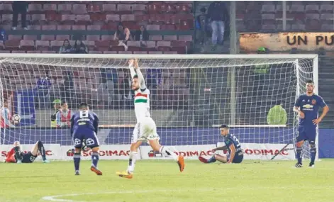  ??  ?? ► Los jugadores de la U quedan en el piso tras el segundo gol de Matías Campos en el Nacional.