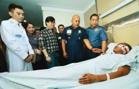  ?? SUNSTAR FOTO / AMPER CAMPAÑA ?? AWARD. PNP Chief Ronald dela Rosa visits PO3 David Naraja ( foreground) to give him the Medalya ng Sugatang Magiting. The police officer’s wife, (second from left), Secretary Michael Lloyd Dino ( third from left), Dr. Yong Larrazabal (left) and PRO 7...