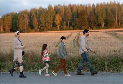  ?? FOTO: ELOKUVAYHT­IÖ AAMU/PRESSBILD ?? Shabnam Ghorbani, Kimiya Escandari, Aran-Sina Keshvari och Shahab Hosseini som familjen Mehdipour.