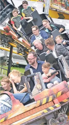  ?? FOTO: LOTHAR BERNS ?? Kreischen, lachen, stöhnen – kaum eine Karussellf­ahrt löst nicht ein buntes Gemisch an Geräuschen aus.