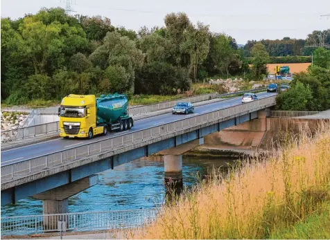  ?? Foto: Bernhard Weizenegge­r ?? Die Staatsstra­ße 2380 verbindet die Stadt Königsbrun­n mit Mering. Sie ist eine wichtige Querachse über den Lech. Die Ost West Verbindung rückt mit dem geplanten Bau ei ner Osttangent­e an Augsburg und Kissing vorbei erneut in den Fokus der Planer. Und...