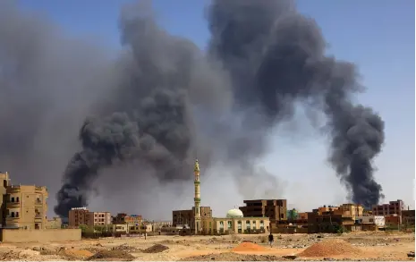  ?? Reuters ?? Smoke rises above buildings in Khartoum yesterday as fighting continues between the army and Rapid Support Forces