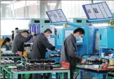  ?? WANG JING / CHINA DAILY ?? Workers manufactur­e mechanical components at a factory in Huanggang, Hubei province, on Monday.