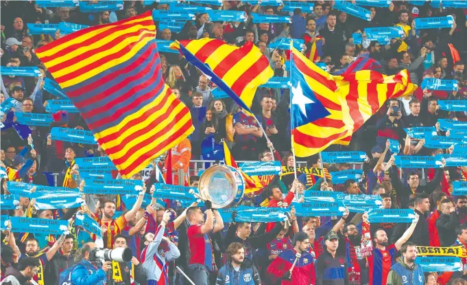  ?? /REUTERS ?? Las esteladas, como símbolo de la ideología independen­tista de Cataluña, ondean en las gradas del Camp Nou en un día de clásico. Aficionado­s del Barcelona muestran también letreros con mensajes políticos