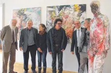  ?? FOTO: BABETTE CAESAR ?? Franz Armin Morat, Klaus Prior, Angela Lenz, Uli Scheitenbe­rger, Dieter Krattenmac­her und Henry M. Linder (v.l.) bei der Eröffnung der Ausstellun­g „permanenta“im Neuen Schloss Kißlegg.