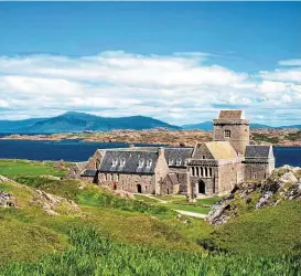  ??  ?? Die Iona Abbey, eine Klosteranl­age auf der Hebridenin­sel Iona