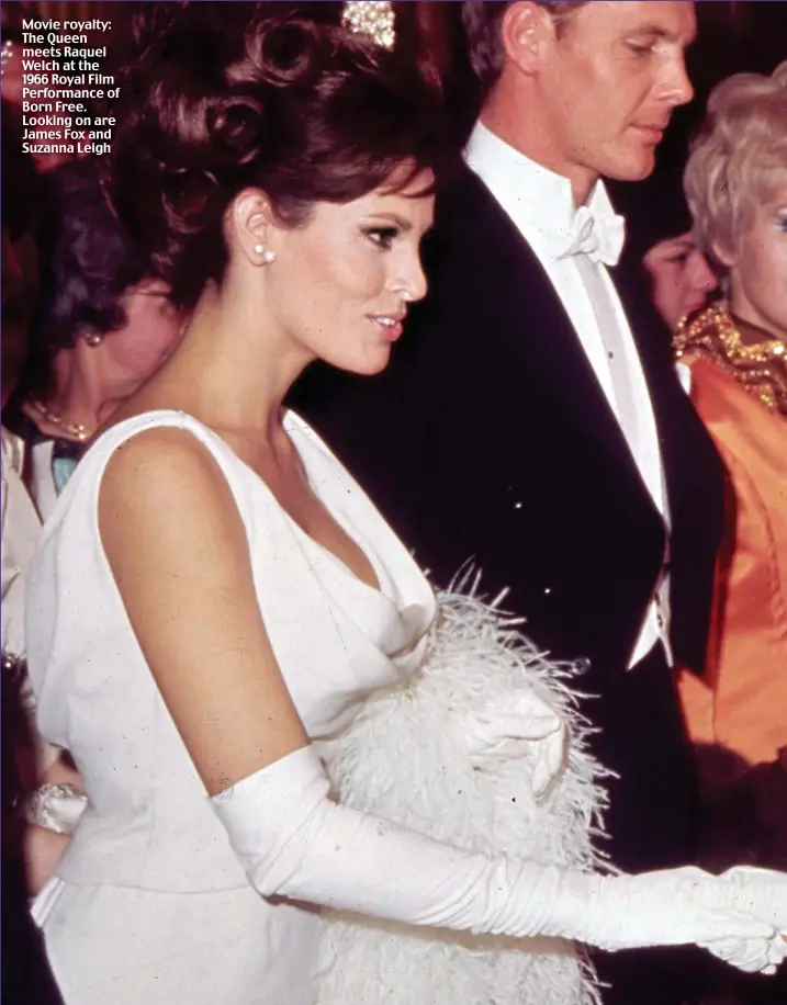  ?? ?? Movie royalty: The Queen meets Raquel Welch at the 1966 Royal Film Performanc­e of Born Free. Looking on are James Fox and Suzanna Leigh