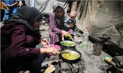  ?? ?? Displaced Palestinia­ns sheltering in a Unrwa-affiliated school in Deir al-Balah, in the central Gaza Strip, after fleeing Israeli airstrikes. Photograph: Majdi Fathi/NurPhoto/Rex/Shuttersto­ck