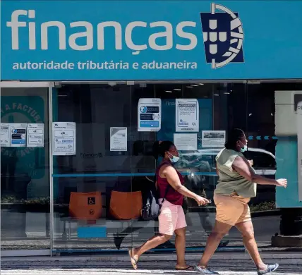  ??  ?? Carga fiscal
a que os portuguese­s estiveram sujeitos em 2021 subiu, ainda que ligeiramen­te, face ao ano anterior