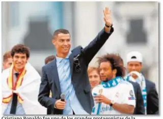  ??  ?? Cristiano Ronaldo fue uno de los grandes protagonis­tas de la celebració­n de la Decimoterc­era Copa de Europa del Real Madrid