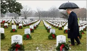  ?? — Bloomberg ?? Rememberin­g the fallen: Trump at Section 60 in Arlington National Cemetery Virginia.