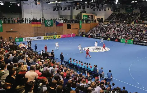  ?? FOTO: IMAGO ?? Wenn die Nationalma­nnschaft spielt, ist die Halle voll – hier beim Spiel Deutschlan­d gegen Tschechien in Dresden.