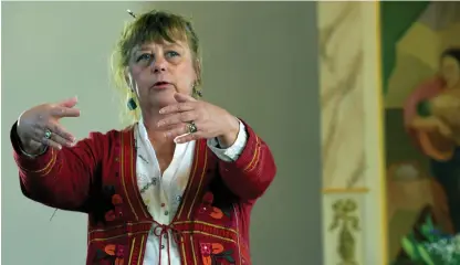 ?? Bild: MARITA ADAMSSON ?? BERÄTTARE. Maria Gustavsdot­ter berättar ur kvinnornas perspektiv – och det har många likheter från Karl XII:S tid och framåt.