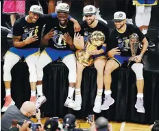  ?? Ap ?? Jugadores de los Warriors celebran el campeonato en Boston.