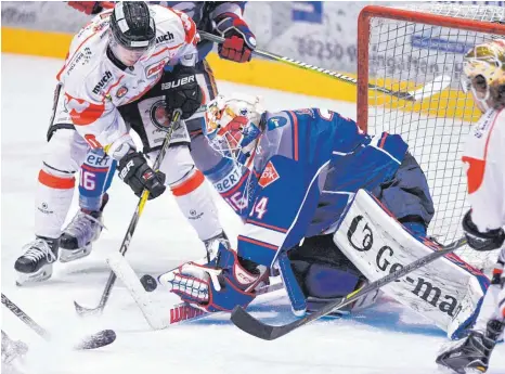  ?? FOTO: FELIX KÄSTLE ?? Auf Goalie Jonas Langmann (hier beim 5:2-Sieg gegen die Tölzer Löwen) können sich die Ravensburg Towerstars verlassen.