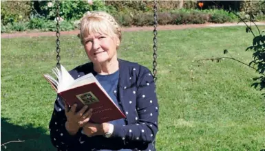  ?? Foto: Privat ?? Sabine Schöck mit ihrem Buch „Wörter leuchten“.