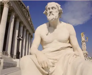  ?? MARKA ?? Vienna. La statua di Tucidide davanti al Parlamento austriaco