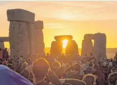 ?? FOTO: IMAGO ?? Tausende Touristen strömen jedes Jahr zur Sommersonn­enwende zu den weltberühm­ten Steinen von Stonehenge.