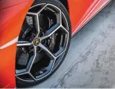  ??  ?? Ci-dessus, tout à gauche : la Huracán Evo reprend le moteur de la Performant­e et ses 640 ch et 600 Nm de couple. Page de gauche : le style est nettement plus agressif, notamment en vue arrière.