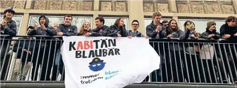  ?? FOTO: LAURA KURTZ ?? Unter dem Motto „Kabitän Blaubär – immer blau, trotzdem schlau“feierten die Abiturient­en am Humboldt-Gymnasium den Abistreich.