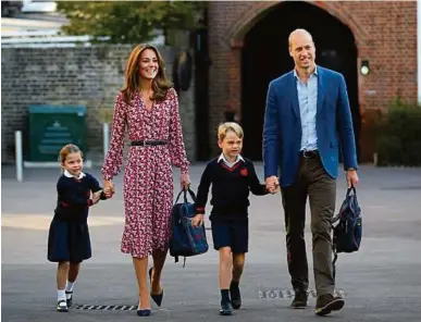  ?? APA/CHOWN ?? Erster Gang zur Schule: Charlotte und George mit ihren Eltern Kate und William