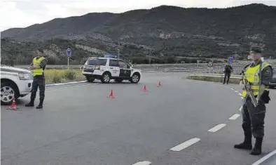  ?? GUARDIA CIVIL HUESCA ?? Control realizado en la provincia de Huesca para evitar la entrada y salida a otras comunidade­s.