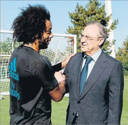  ?? FOTO: REALMADRID.COM ?? Florentino se interesó ayer, entre otros, por el estado físico de Marcelo El lateral se está recuperand­o de una rotura fibrilar